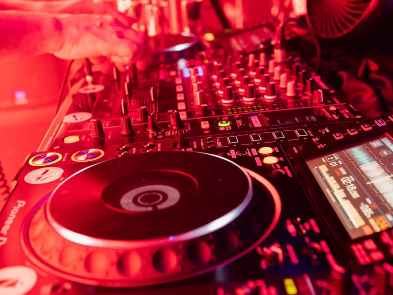 Reading a Room: The Unwritten Rules of DJ Programming — night scene photograph