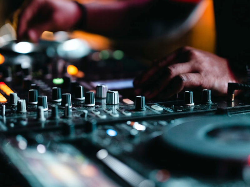 The Superstar DJ: How Booking Fees Went from £500 to £500,000 — night scene photograph