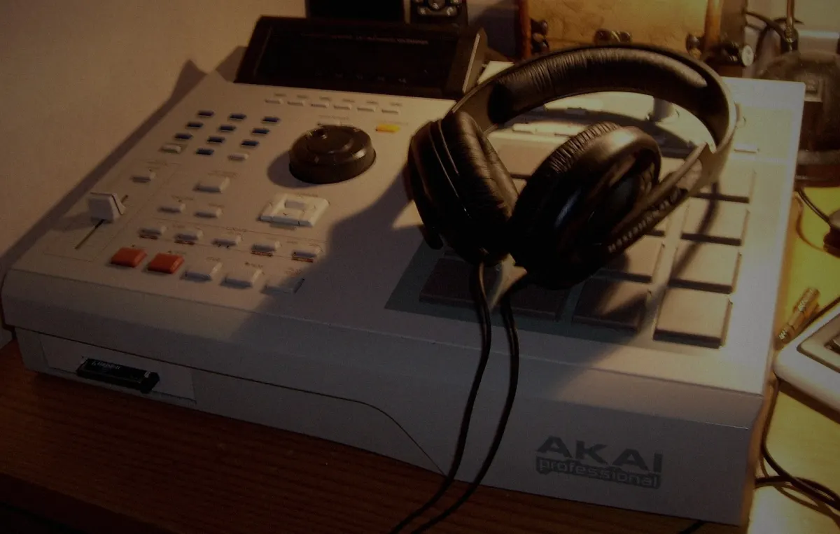 An Akai MPC2000XL