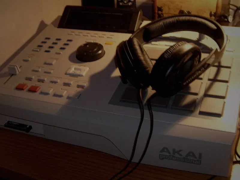 An Akai MPC2000XL