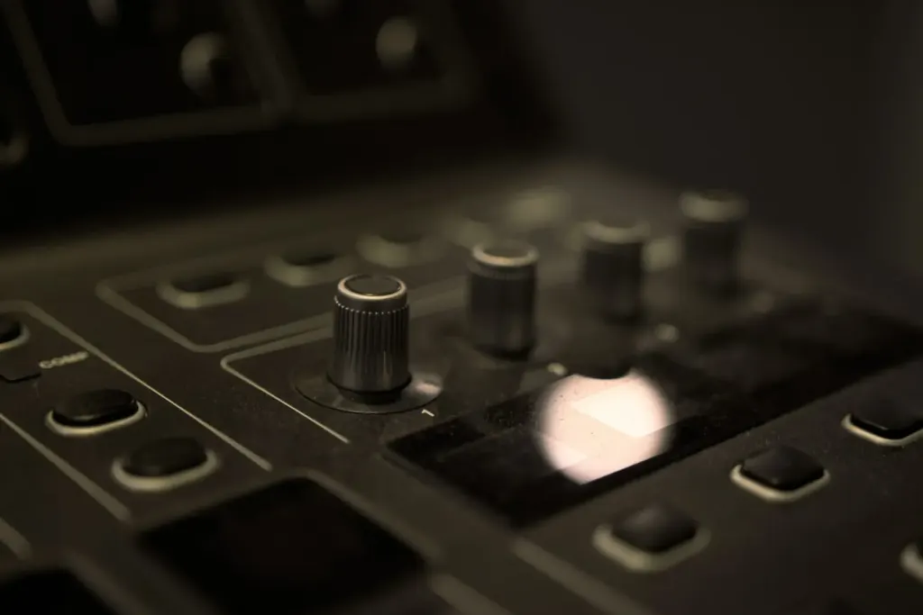 audio gear knobs dark