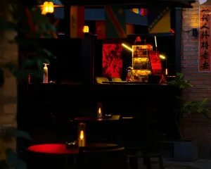 Drinks on the booth edge