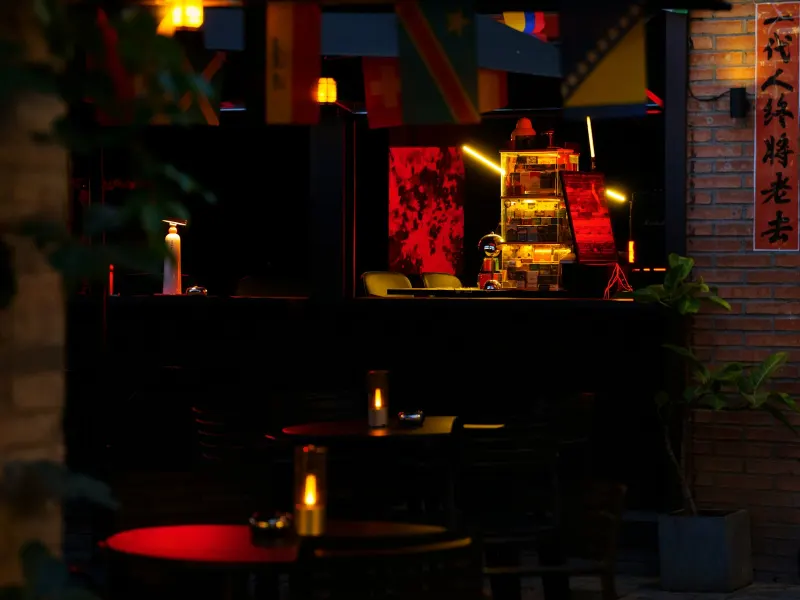 Drinks on the booth edge
