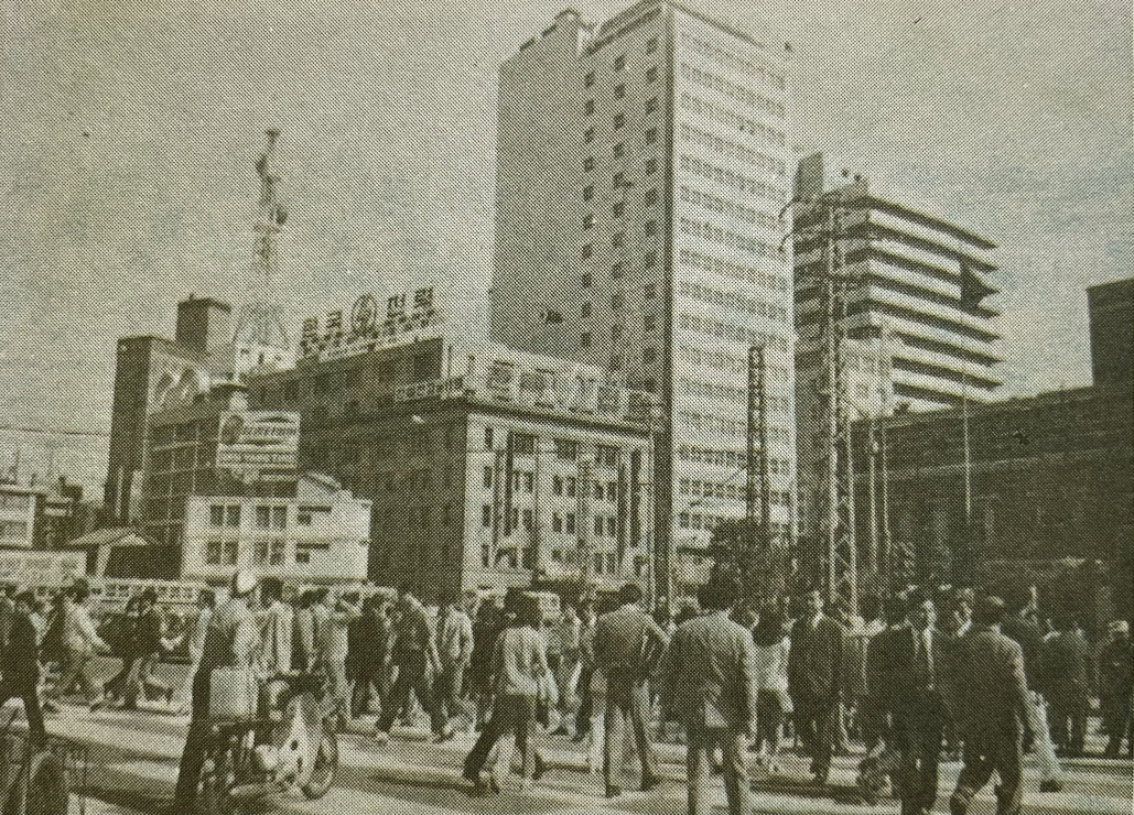 Crowds crossing the road at Euljiro 1-ga, Seoul, in 1971