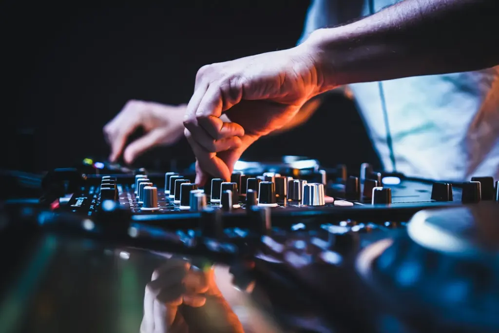 hands on dj mixer dark