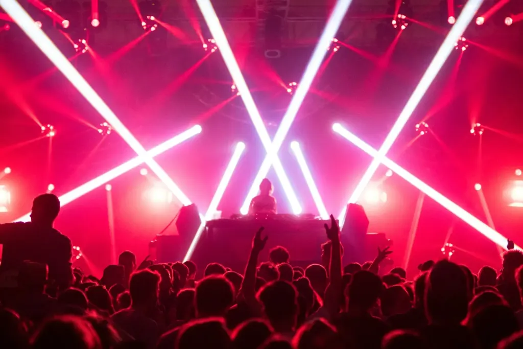 pink lasers festival crowd