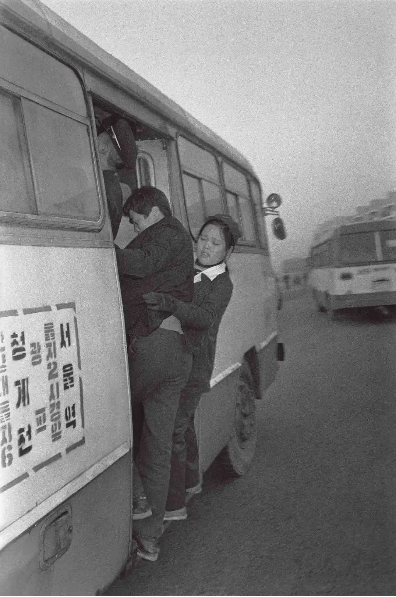 A crowded Seoul city bus with its conductor, photographed in November 1976