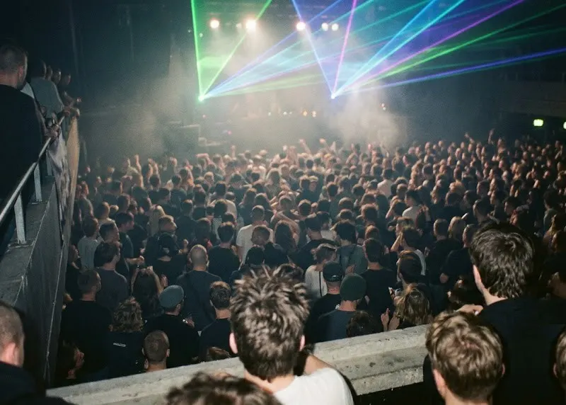 A superclub from the balcony, 1999