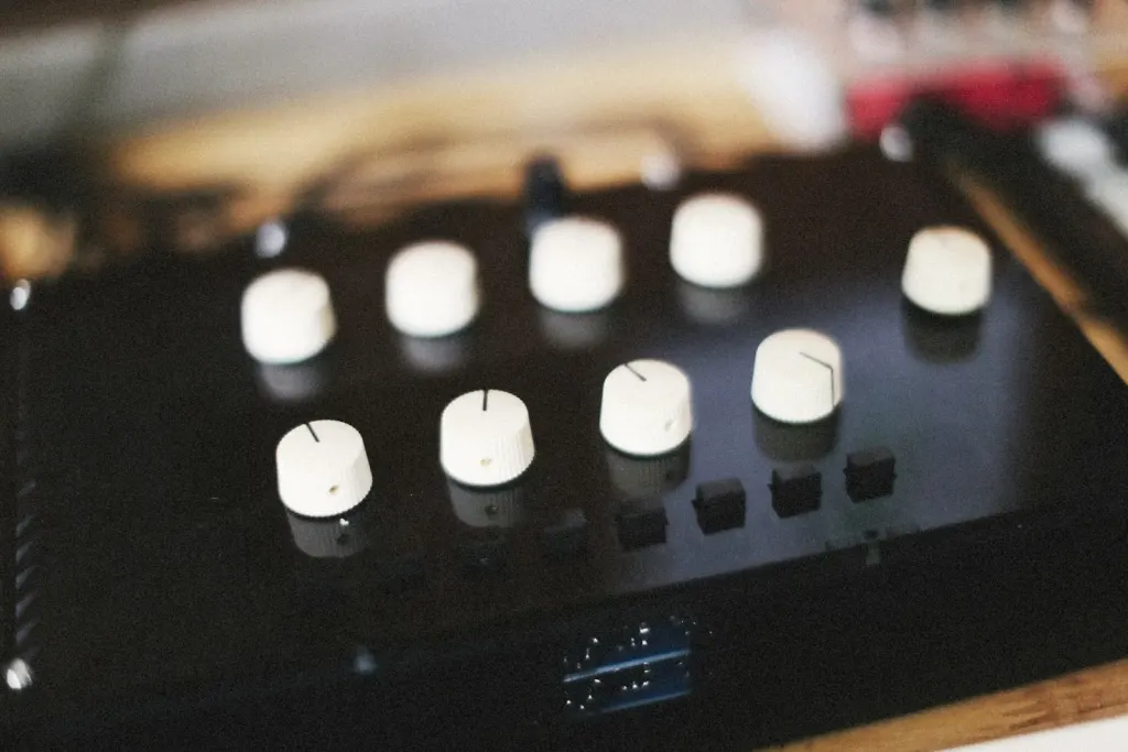 synth knobs dark