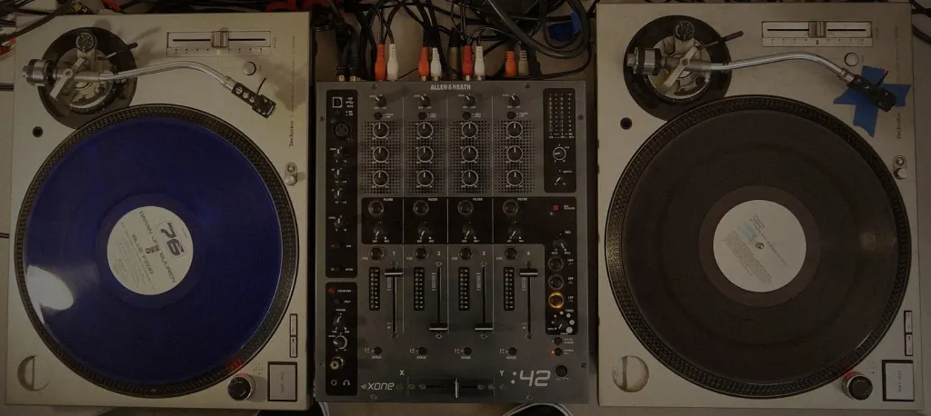 Technics 1200s either side of a Xone:42