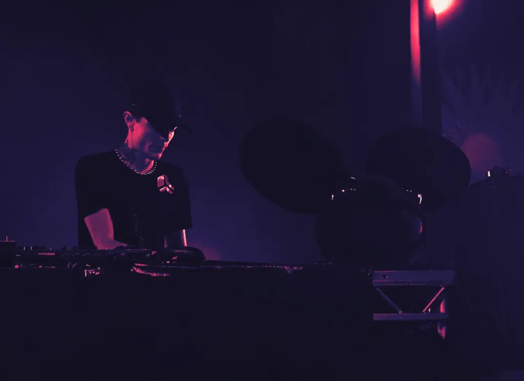 deadmau5 performing unmasked at Glastonbury in 2009