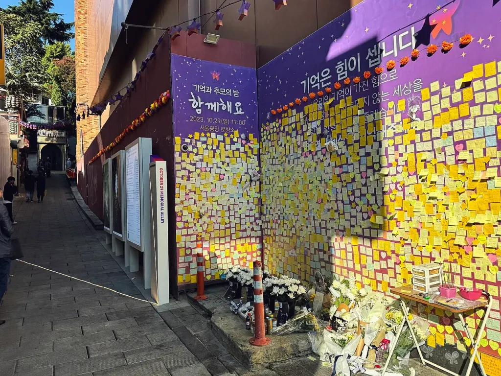 Memorial wall of notes in the Itaewon alley